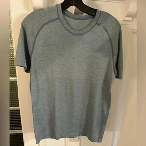 Lululemon men’s performance short sleeve tee sage green size small